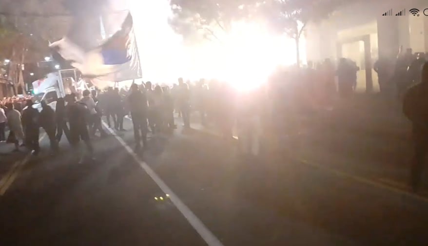 Haos u Beogradu: Antivakseri na ulicama, bačena i prva baklja, policija pod punom opremom