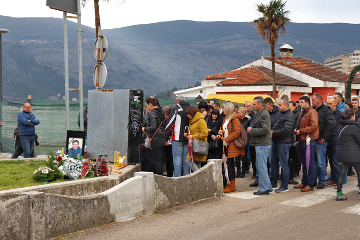Četrdeset dana od ubistva policajca: Herceg Novi odao poštu Leki