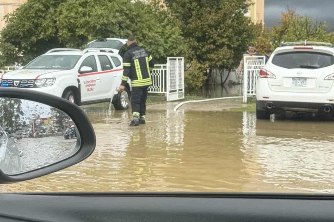Nimanbegu: Kritično u cijelom Ulcinju, voda ušla u objekte, ispumpavamo i postavljamo džakove sa pijeskom