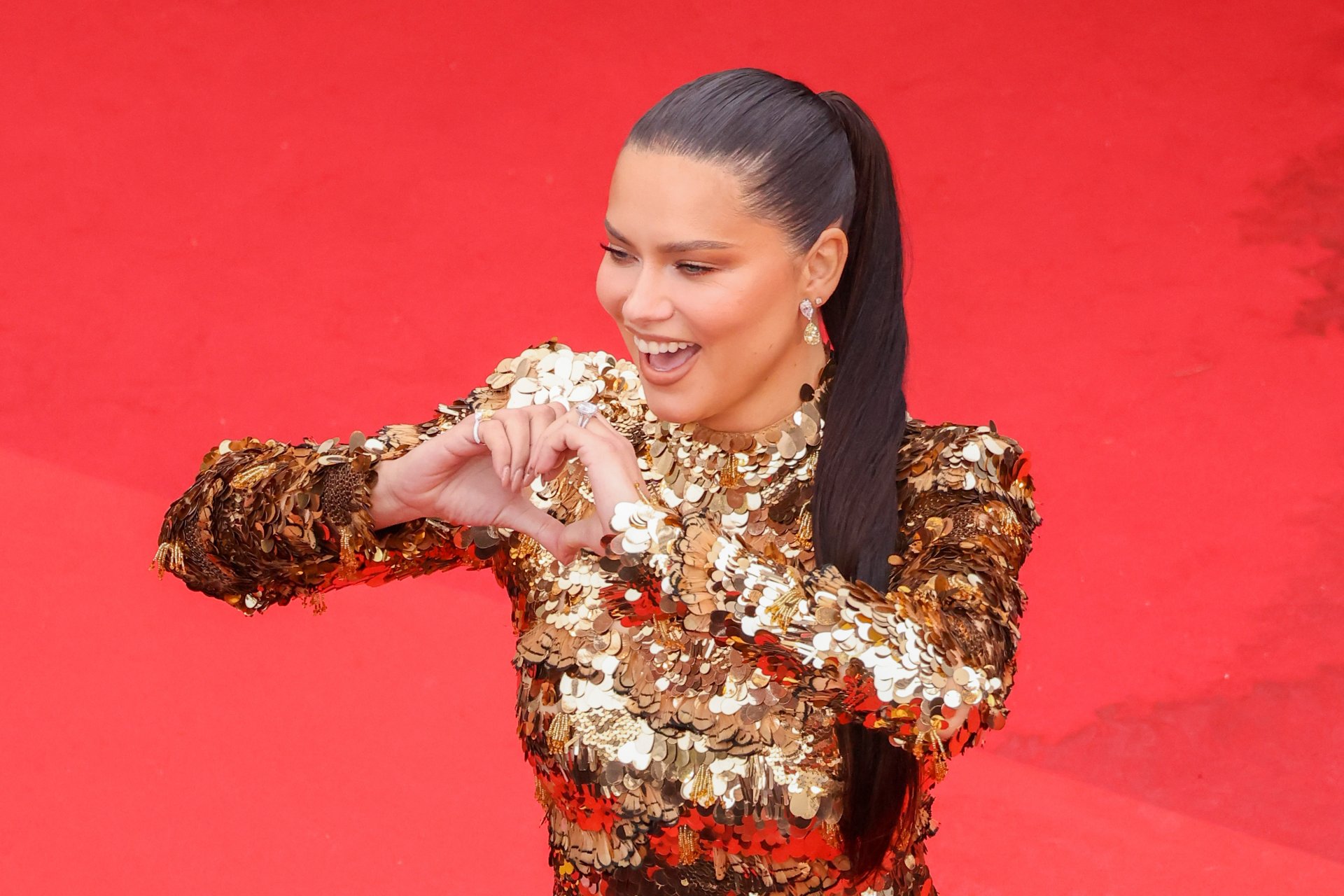 Adriana Lima se vraća na pistu kao Viktorijin anđeo