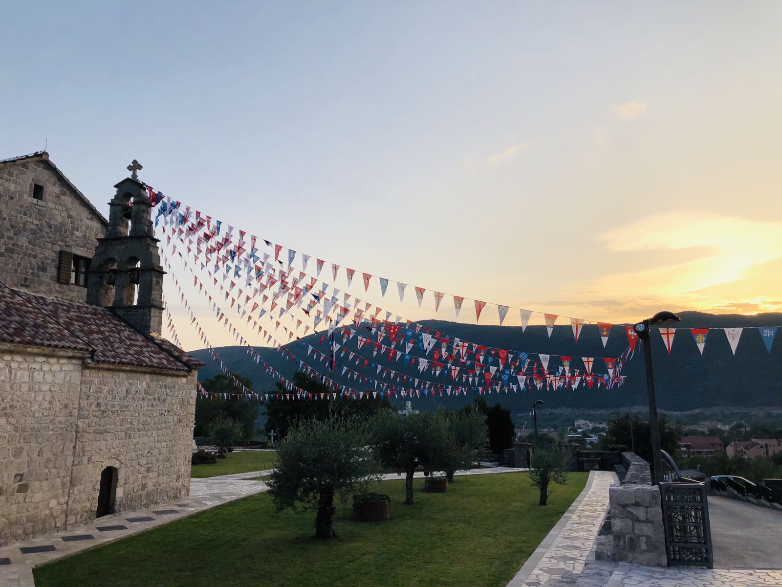Proslava 800 godina samostalnosti SPC: Govore Irinej, Amfilohije i Carević