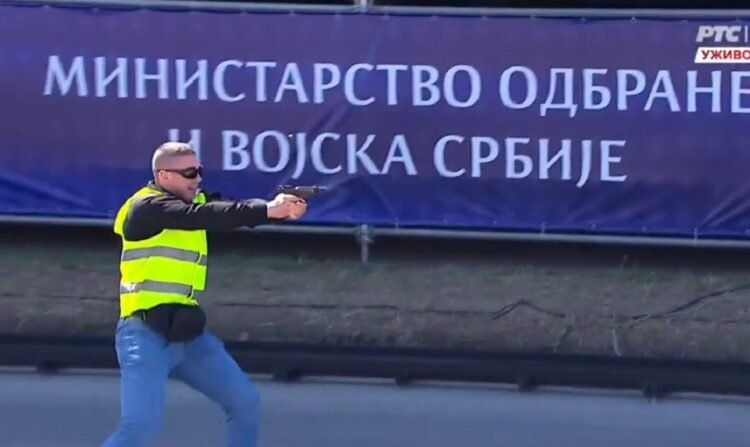 Radovanović: Skandal na vojnoj paradi, „napadač“ na Kobre prikazan u žutom prsluku – aluzija na studente