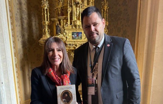Kovačević poklonio gradonačelnici Pariza Luču mikrokozma na francuskom jeziku