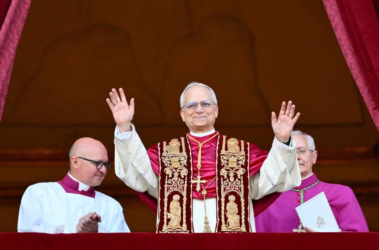 Novi poglavar rimokatoličke crkve je Robert Francis Prevost, odabrao ime papa Lav XIV, s balkona poručio: Pomozimo jedni drugima, gradimo mostove!