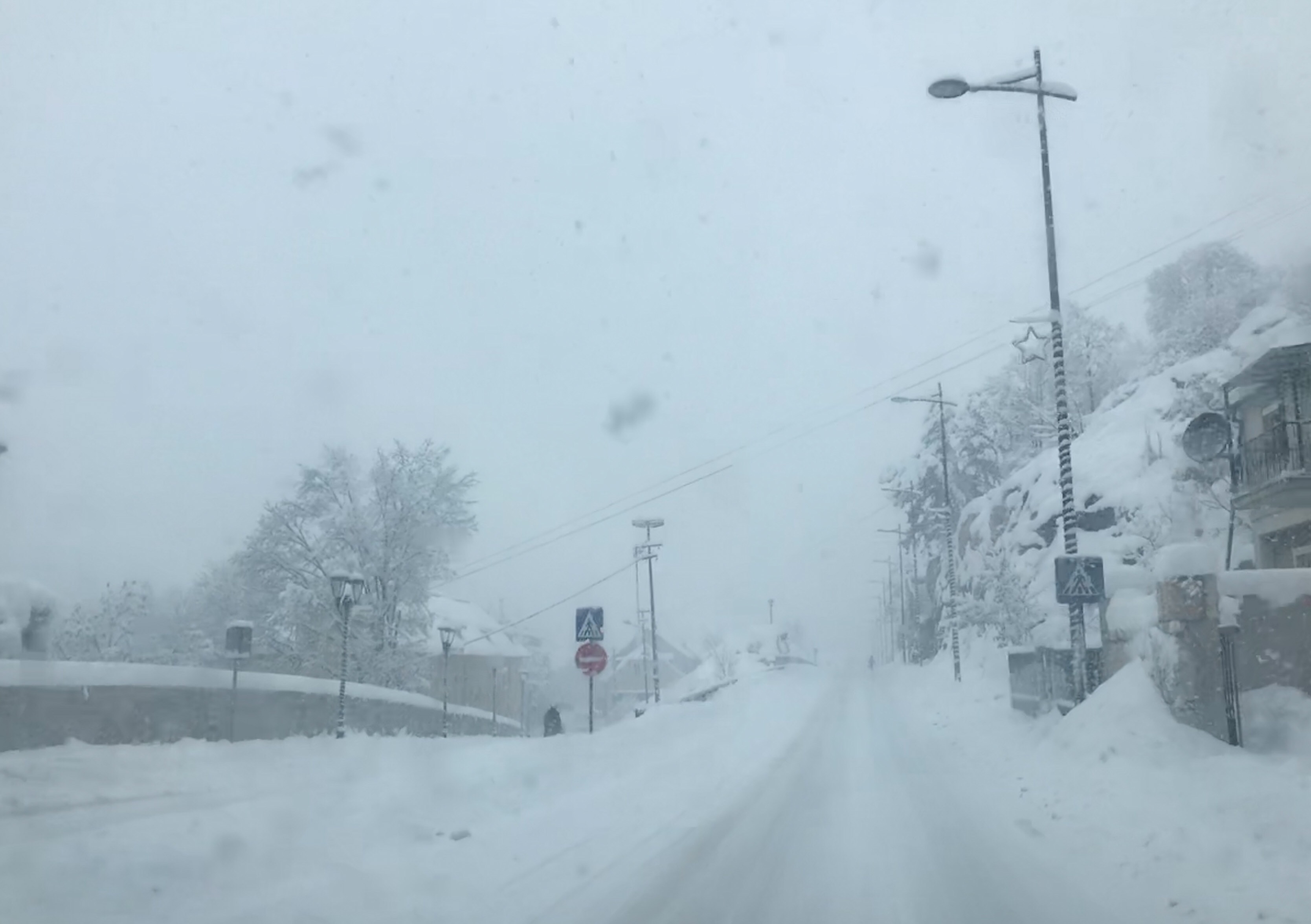 Cetinjski vatrogasci se probijali kroz snijeg da dječaka transportuju do bolnice