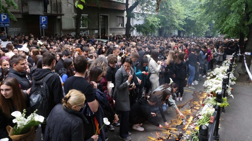 Beograd: Građani od jutros odaju poštu stradalima u masovnom ubistvu u  OŠ Vladislav Ribnikar