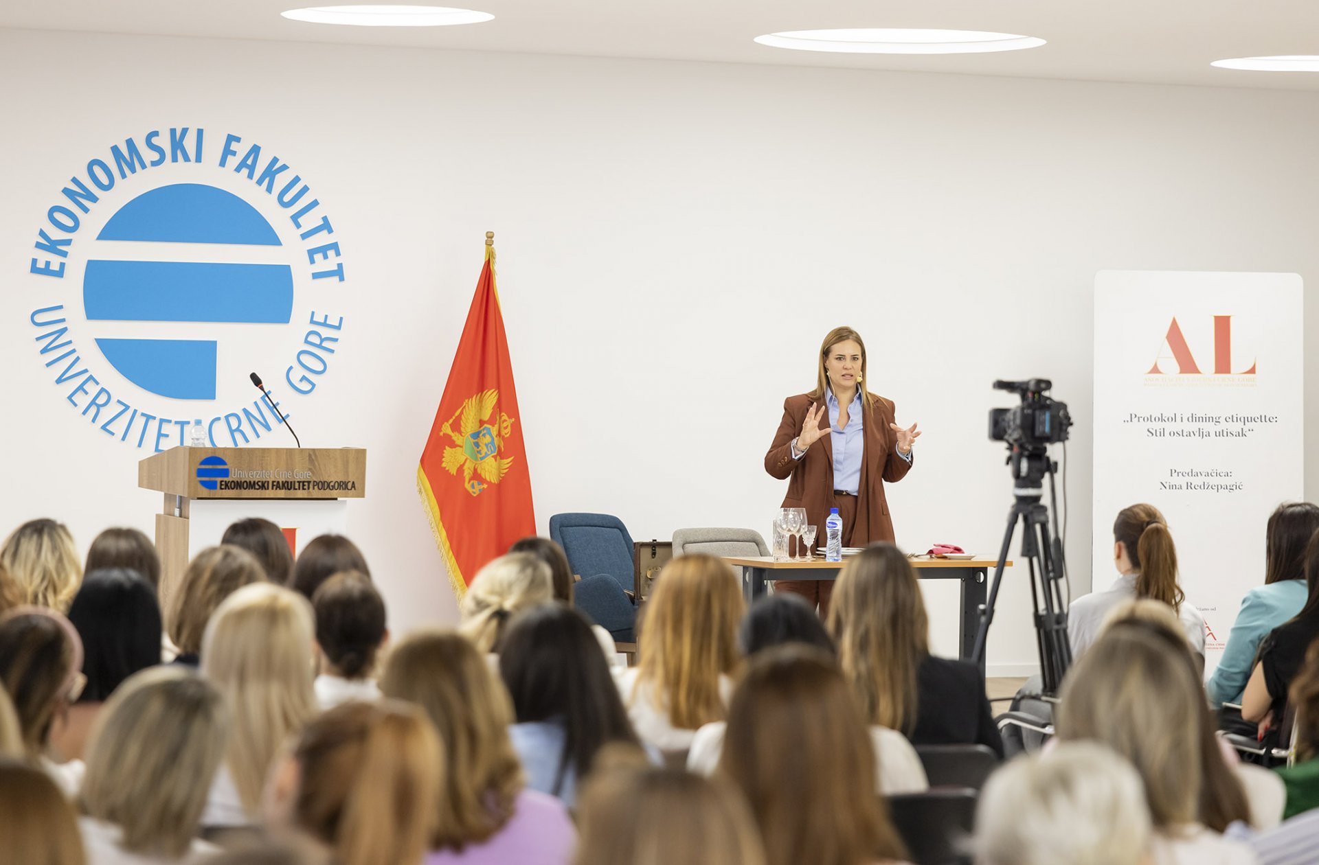 Stil ostavlja utisak sa Ninom Redžepagić: Radionica o protokolu okupila liderke iz cijele Crne Gore