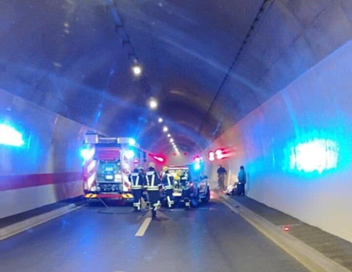 Prekid saobraćaja na autoputu zbog zapaljenja vozila u Vjeterniku