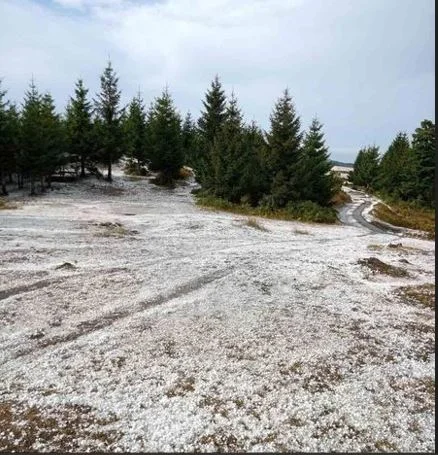 BiH: Željezno Polje kod Žepča prekriveno gradom kao da je snijeg
