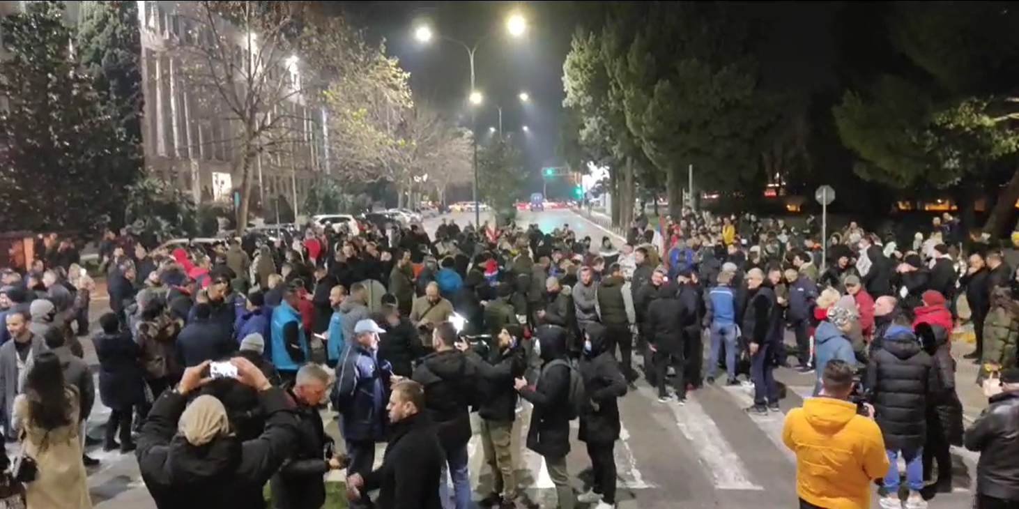 Protest zbog inicijative za smjenu Vlade, za sjutra zakazana nova okupljanja