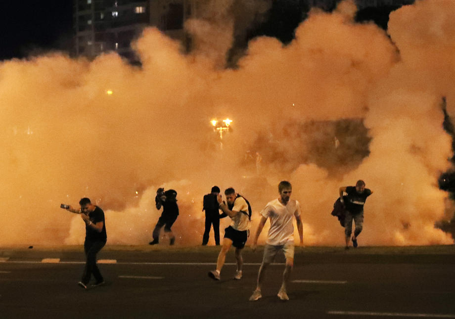 Nemiri u Bjelorusiji: Sukob demonstranata i policije, čule se i eksplozije