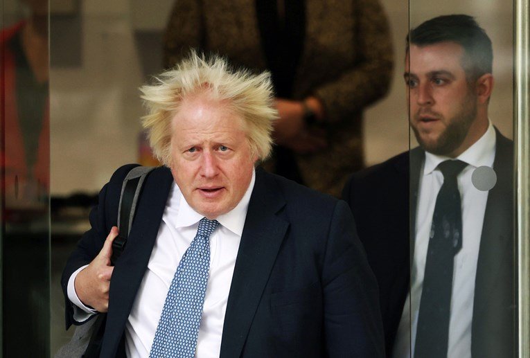 Istraga je utvrdila: Haotičan odgovor Borisa Džonsona na koronu uzrokovao je 23.000 dodatnih smrtnih slučajeva