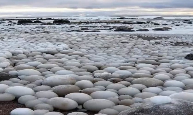 ''Ledena jaja'' prekrila plažu u Finskoj