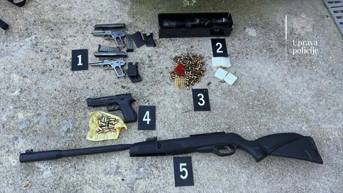 Ulcinjska policija pronašla pušku i pištolje prilikom pretresa stana, podnijeta krivična prijava