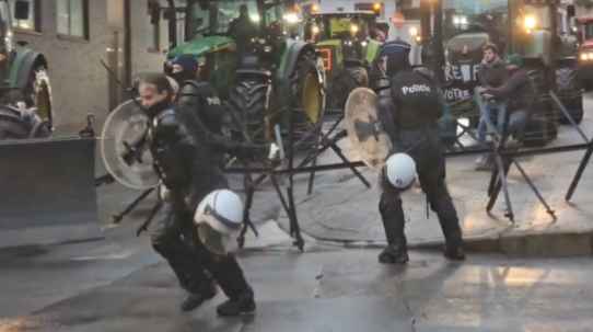 Farmeri pale gume u Briselu, probili policijsku blokadu dok su ministri EU na sastanku
