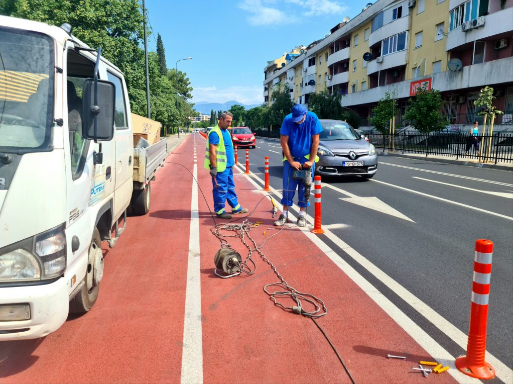 Biciklistička staza na Zabjelu zaštitnim stubićima odvojena od kolovoza