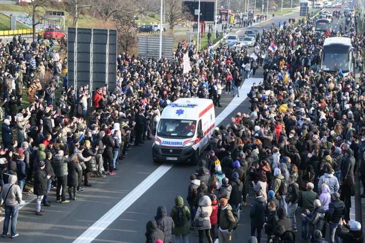 Vulin uzeo ideju crnogorske Vlade? Blokadu prešao u vozilu hitne pomoći