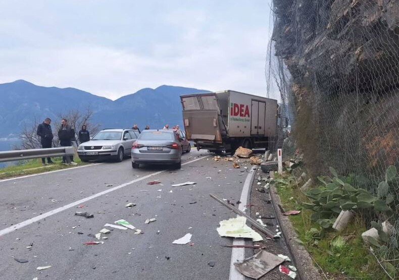 Udes na putu Kotor – Perast, nema povrijeđenih