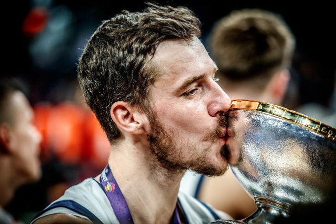 Neko ima psa, neko mačku... Evo šta Dragić "čuva" u dvorištu!