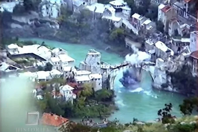 VIDEO Novi snimak granatiranja i rušenja Starog mosta u Mostaru 1993.