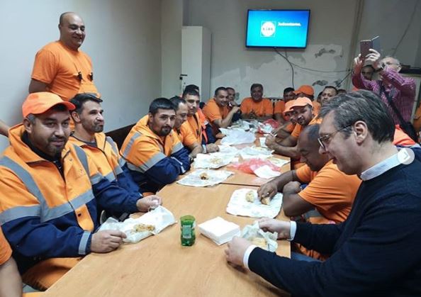 Vučić s komunalcima jeo burek u ponoć, a zatim otišao u noćnu policijsku patrolu