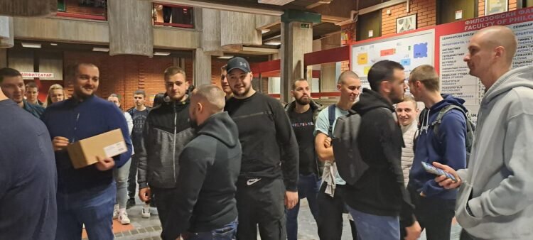 Grupa ljudi upala na Filozofski fakultet u Novom Sadu, traže otkaz za Dinka Gruhonjića