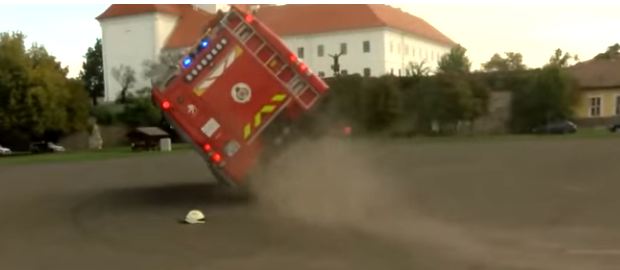 Vatrogasci djeci priredili simulaciju gašenja požara pa se prevrnuli