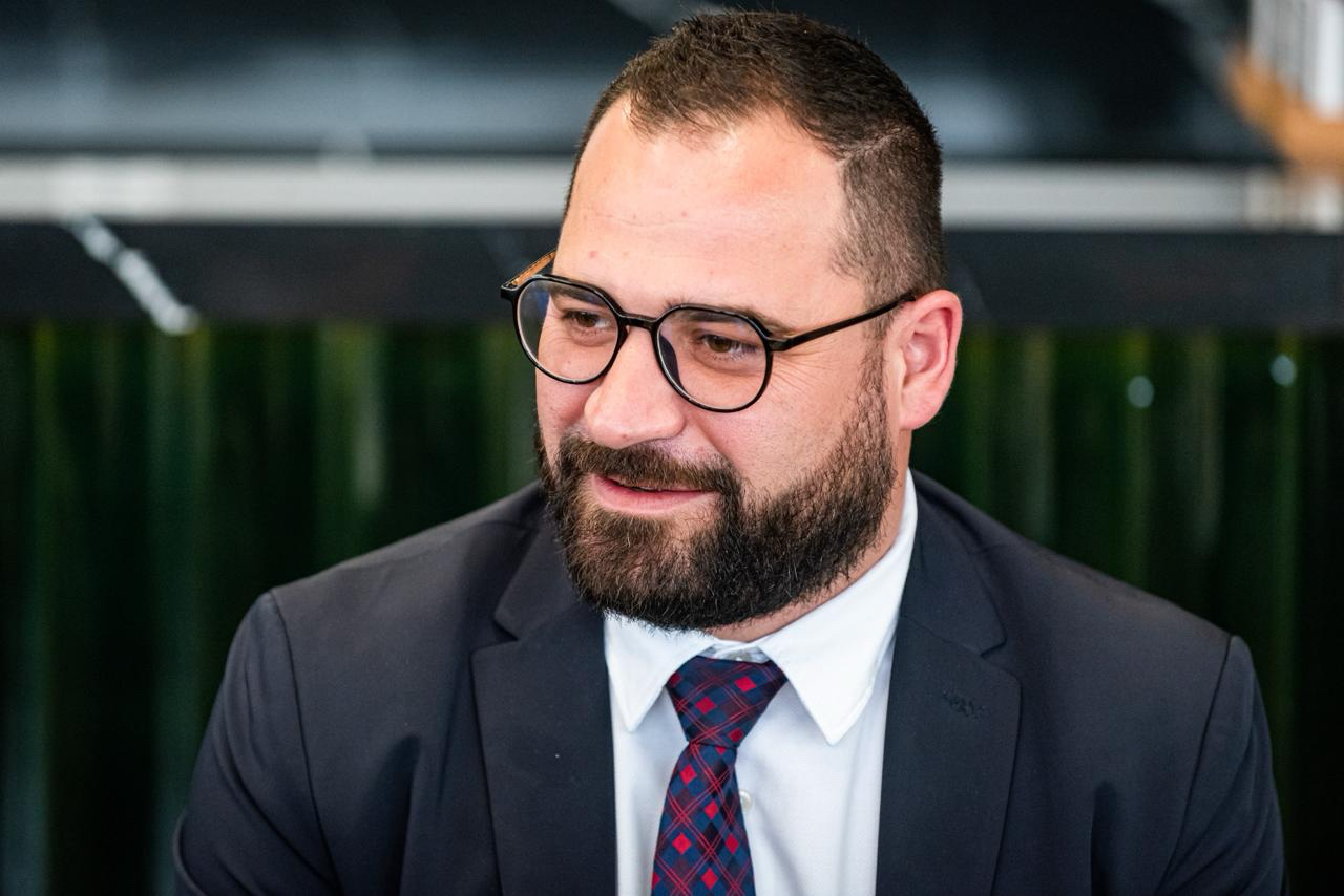 Šahmanović: Vladajuća garnitura nas svjesno vraća u devedesete i šalje poruku da se zločin isplati