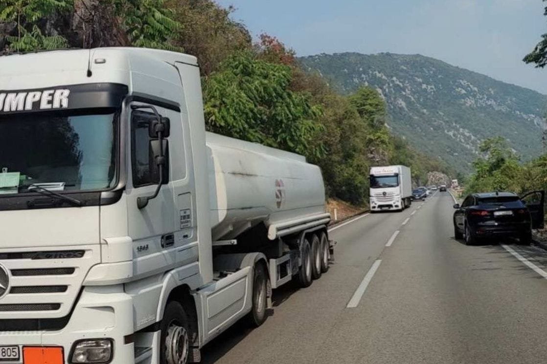 Stiže pomoć: Ogromna kolona autobusa i šlepera pod pratnjom ide iz Nikšića i Danilovgrada ka Podgorici