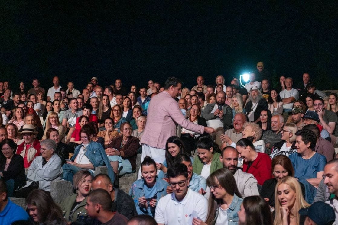 Kesić oduševio publiku na Cetinju, večeras predstava „Frenki i Džoni“ sa Slobodom Mićalović i Igorom Đorđevićem