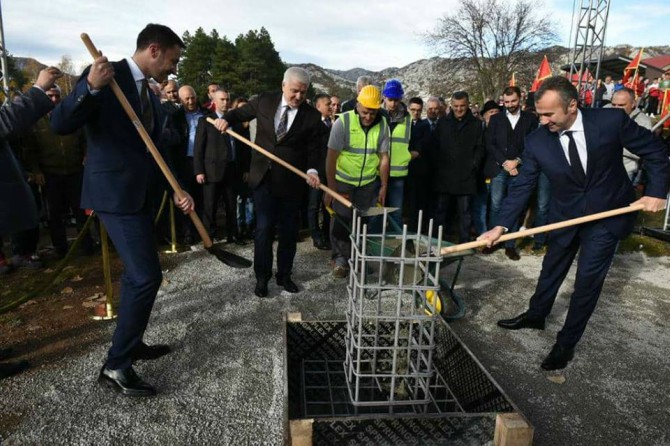 Marković, Savićević i Bogdanović položili kamen-temeljac za stadion "Sveti Petar Cetinjski"