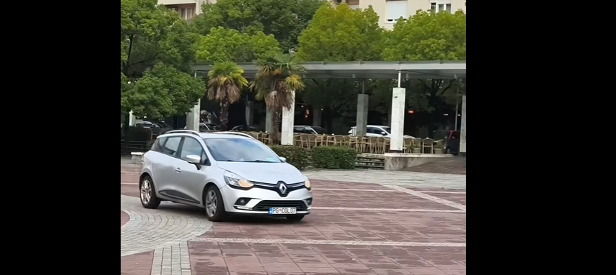 VIDEO Službenim vozilom preko Trga nezavisnosti u Podgorici