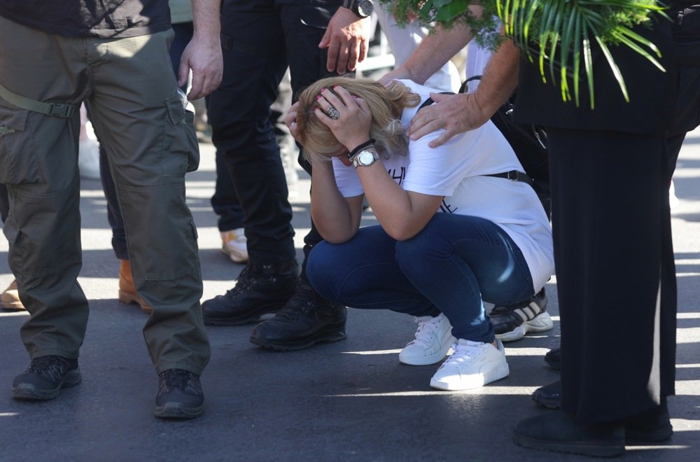 Zaposleni u Opštini Palilula pjevali Dijani Hrki pjesmu „Pošla majka sina da potraži“