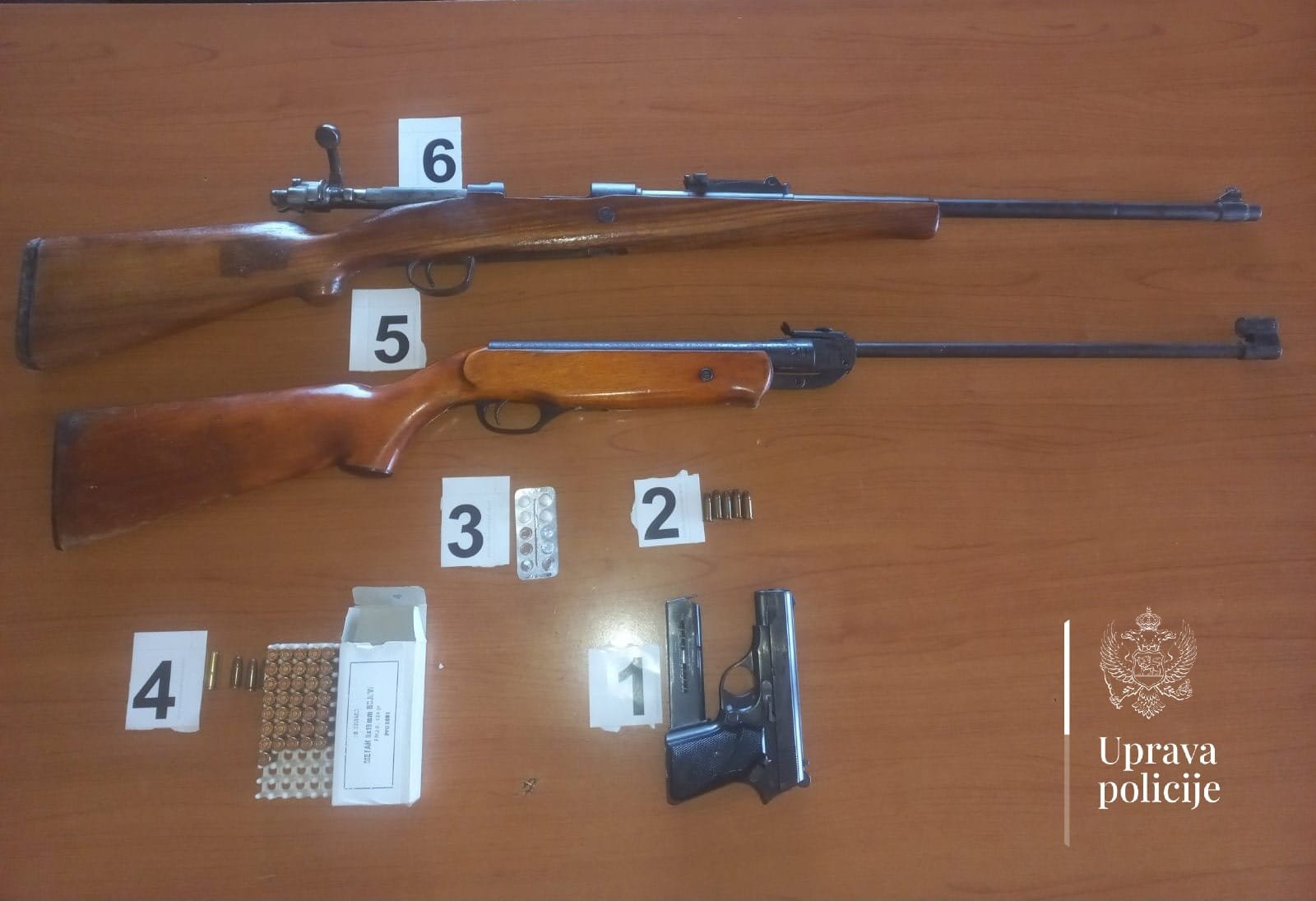 Policija u devet pretresa u tri grada na sjeveru oduzela tri puške, pištolj, 131 metak i 81 tabletu sa liste opojnih droga