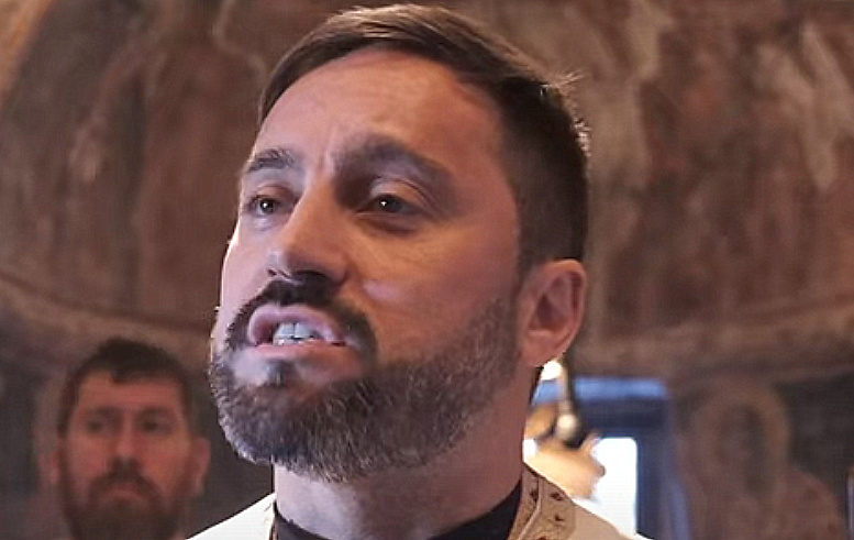 Pop Backović protestuje zbog pada Vlade, a pop Mitrović, brat ministra, odobrio okupljanje u porti hrama u PG