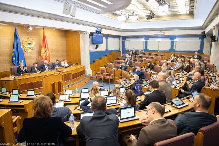 Na pitanja poslanika odgovaraće Radunović, nakon toga rasprava o tri Predloga zakona