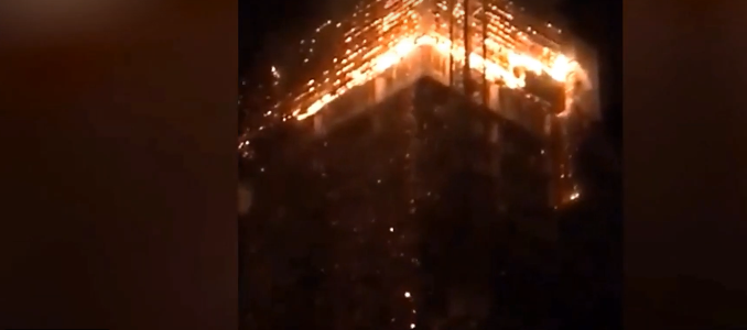 Veliki požar zahvatio vrh novog nebodera u Varšavi