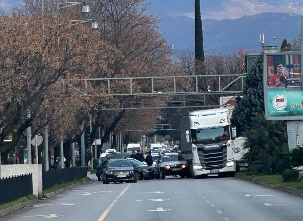 Čitaoci šalju: Udes u Podgorici, sudarilo se više vozila