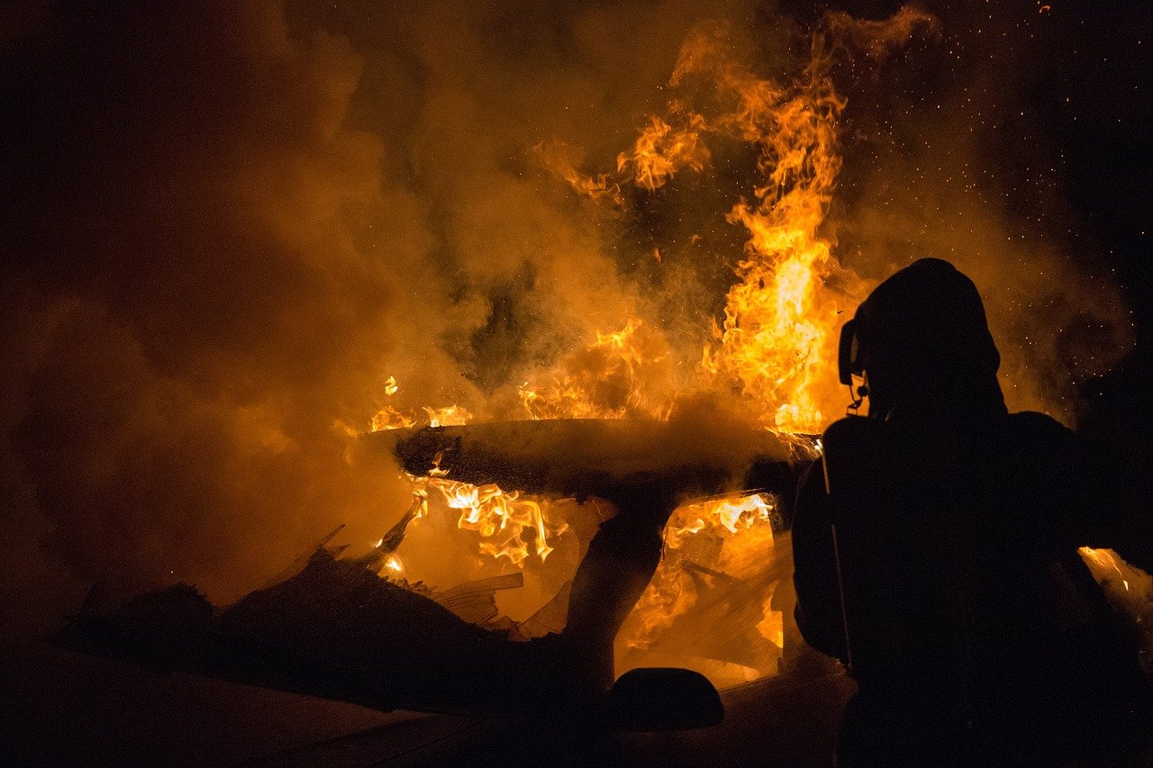 Požar na Fundini, vatra progutala dva automobila