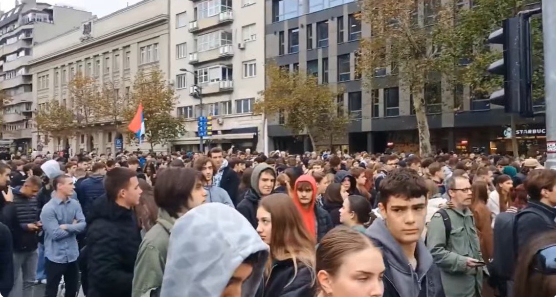 Srbija: Dijana Hrka šesti dan štrajkuje glađu - Ispred Skupštine podrška đaka i roditelja, traži se zabrana Ćacilenda