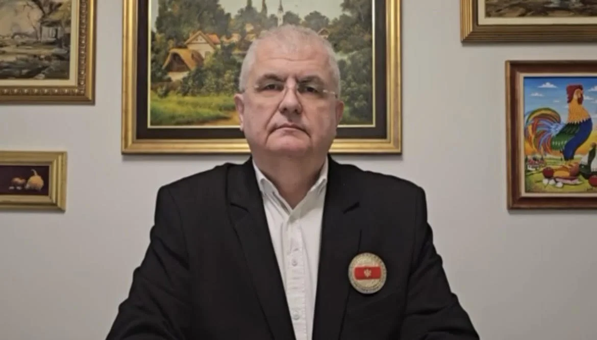 Čanak: U SPC okupljena gomila prevaranata koji u porti crkve podižu spomenik koljaču Đurišiću