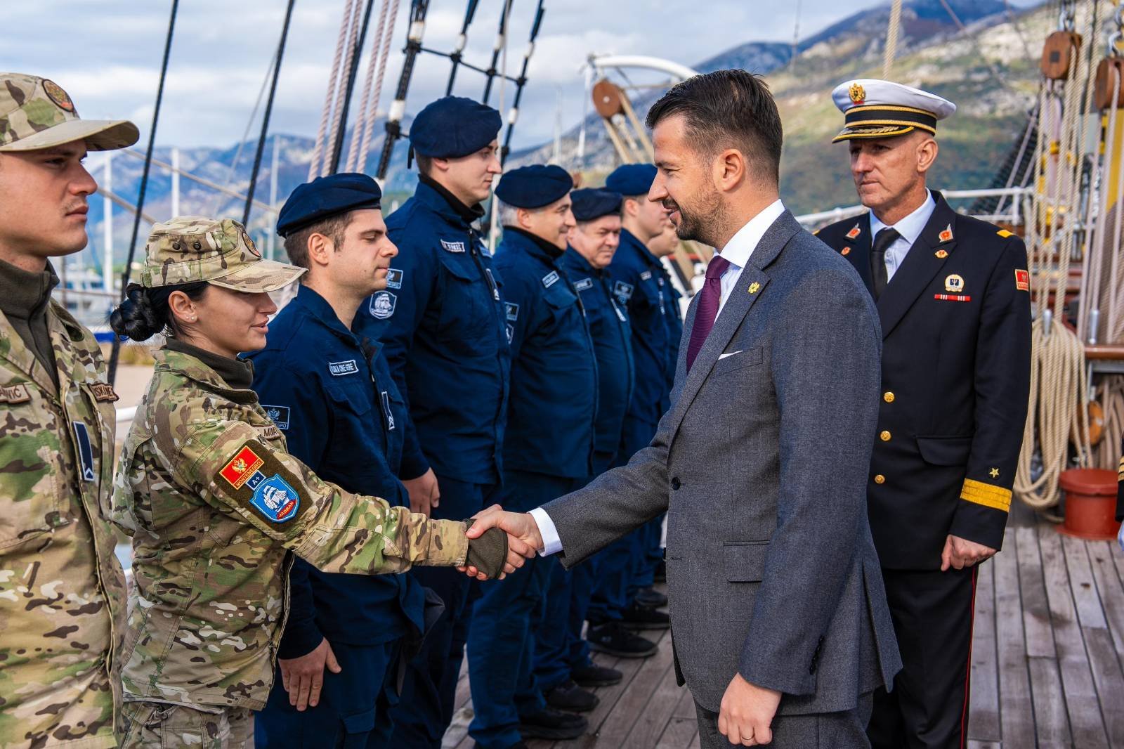 Milatović posjetio Mornaricu Vojske, obišao i školski brod Jadran