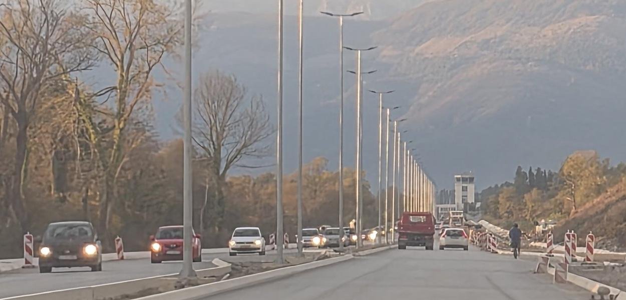 Do Nove godine planirano da makar jedna strana prvih 13 kilometara bulevara Tivat–Jaz bude pod asfaltom