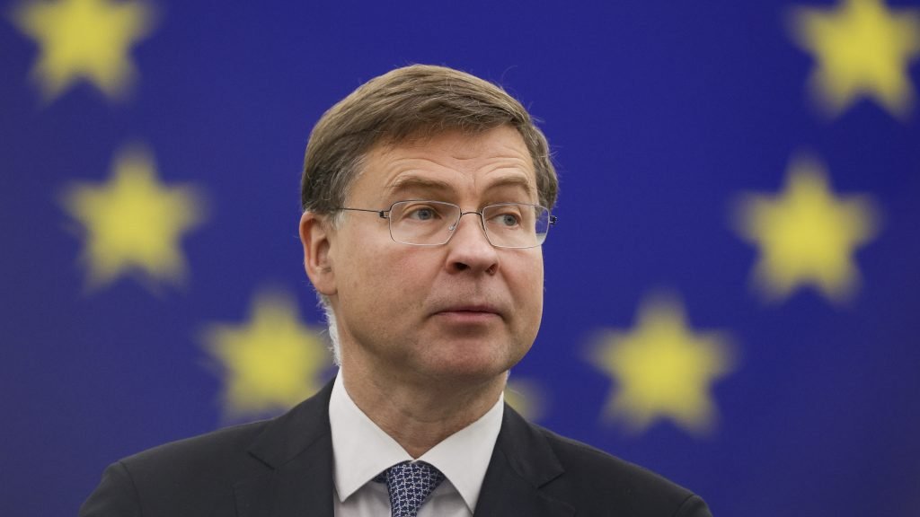 Dombrovskis: Suspenzija francuske penzione reforme skupa, ali biće nadoknađena