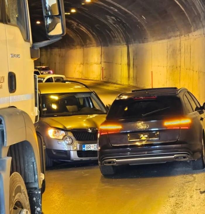 Sudar tri vozila u tunelu Ćafe