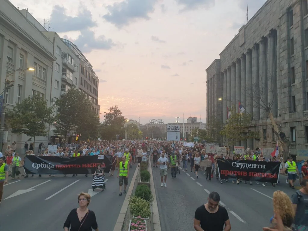 Šesnaesti protest Srbija protiv nasilja završen ispred Predsjedništva uz povike „Vučiću odlazi“ i „lopovi, lopovi“