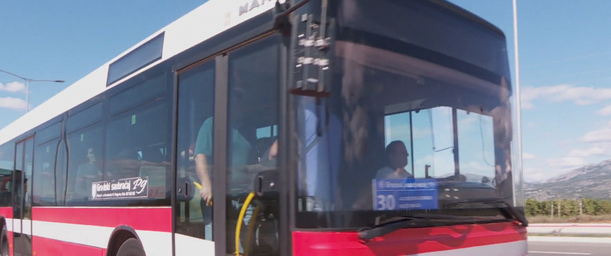 Na granici između Podgorice i Tuzi putnici presijedaju u drugi gradski autobus
