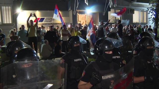 Napeto u Zemunu: Obračun jajima i flašama između Vučićevih pristalica i protestanata traje, žandarmerija ih razdvaja