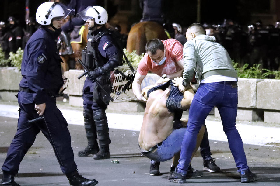 Nasilje u Beogradu, sukobi s policijom i krvave glave završili i u svjetskim medijima