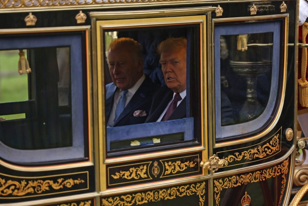 Kralj Čarls i kraljica Kamila u društvu Trampa i Melanije učestvuje u povorci kočija